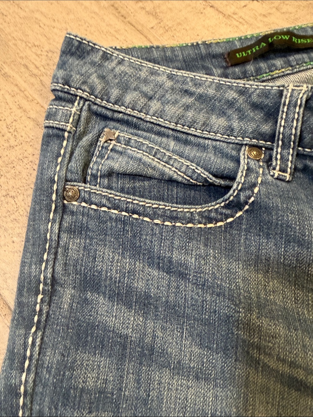 Wrangler rock 47 Women's Straight Jeans in Medium Blue Wash - Picture 6 of 7